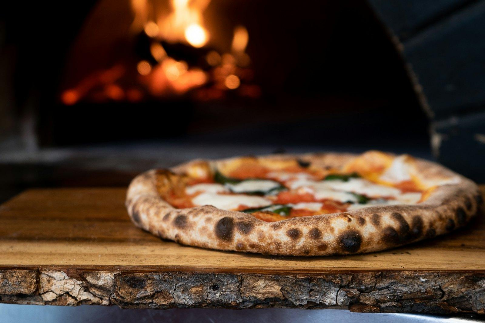 Frisch gebackene Pizza mit dünnem, knusprigem Boden im Sole d'Oro Charlottenburg